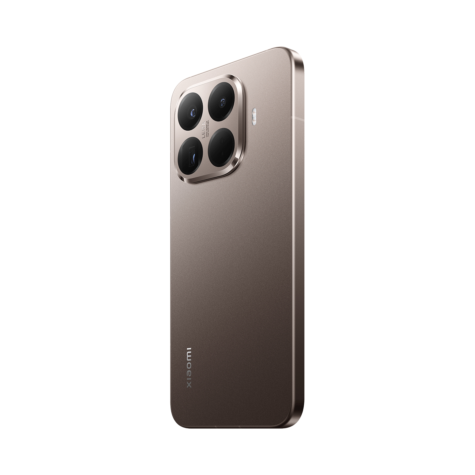 Retro di uno smartphone Xiaomi marrone con modulo a quattro fotocamere e logo su sfondo bianco.