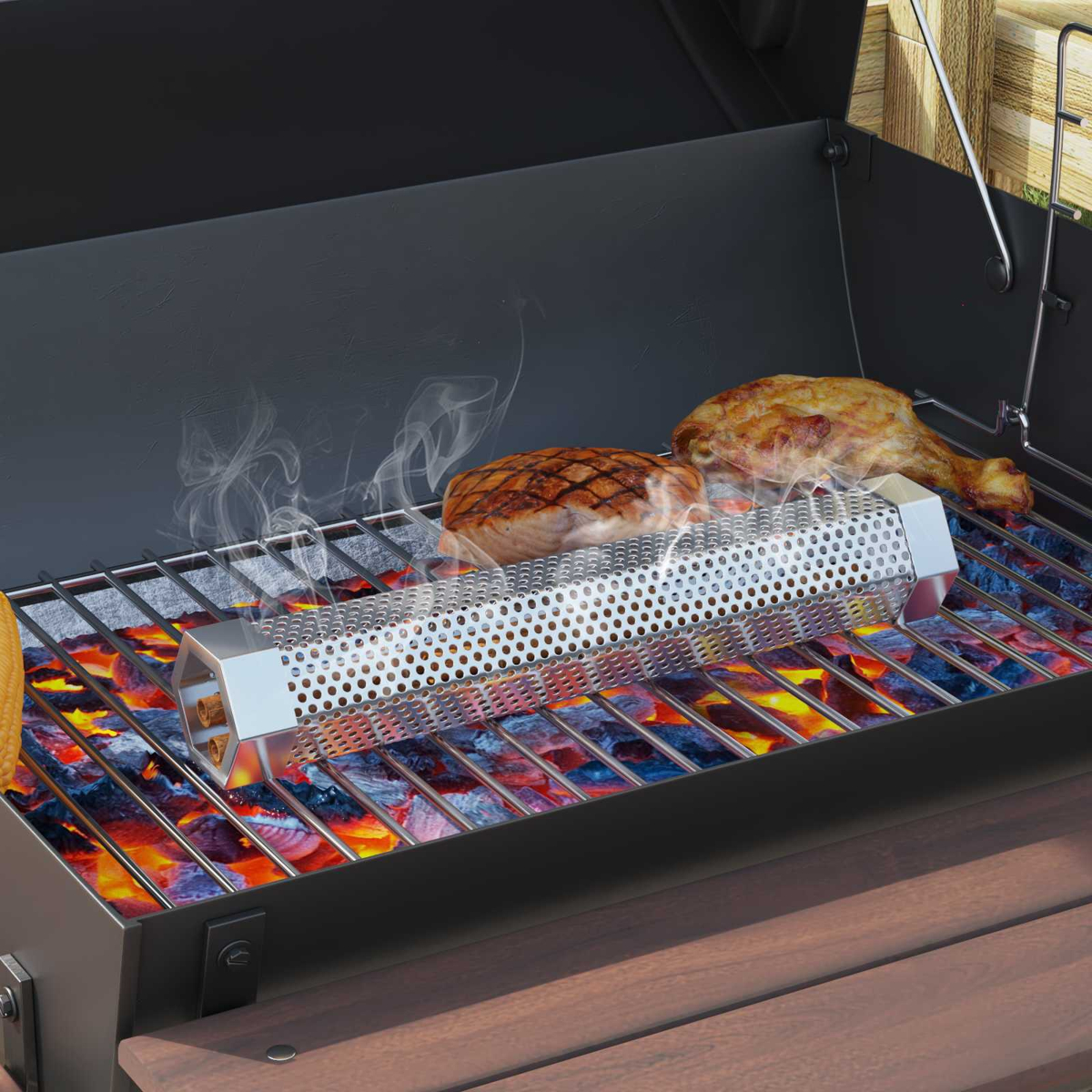 Ein rauchendes Räucherrohr aus Edelstahl auf einem Holzkohlegrill mit Fleischstücken.
