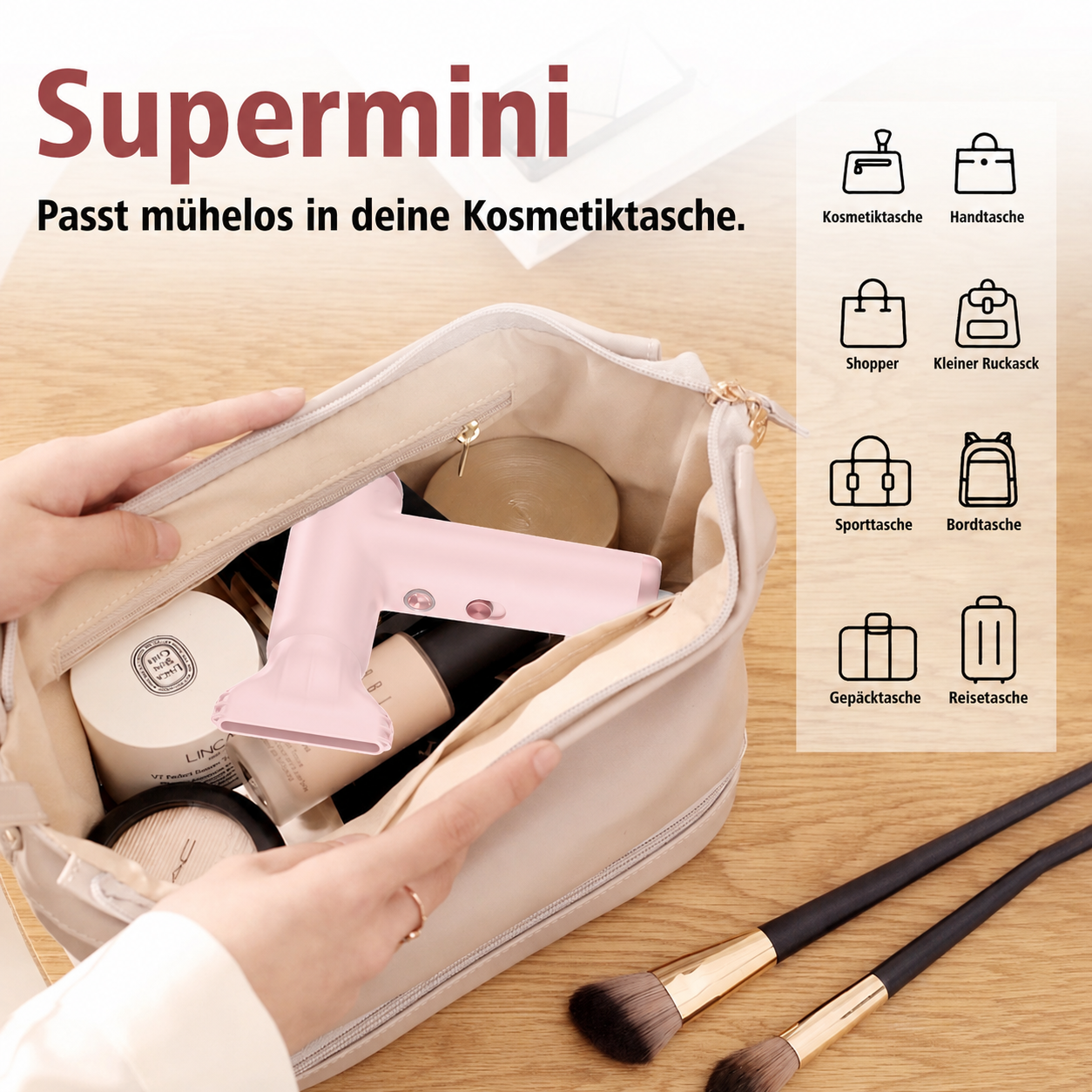 Ein kleiner rosa Föhn in einer Kosmetiktasche mit Pinseln daneben.