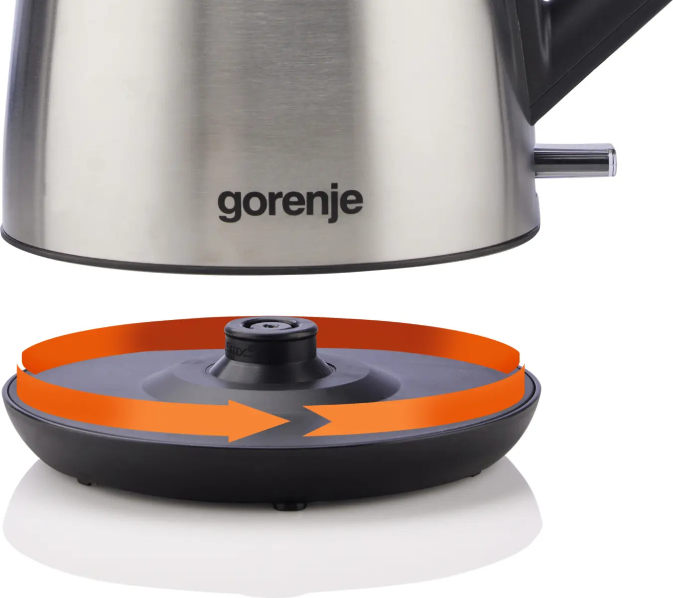 Bollitore in acciaio inossidabile Gorenje sopra una base nera a 360 gradi con frecce arancioni.