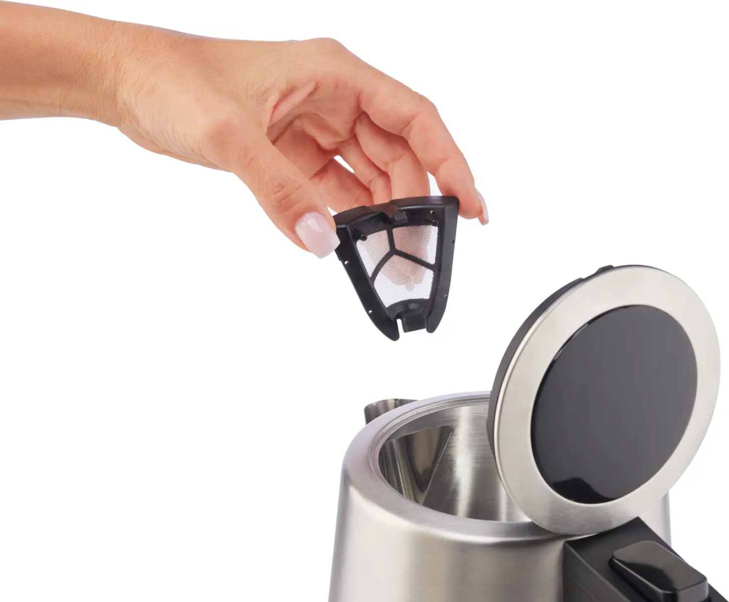 Una mano inserisce un filtro nero in un bollitore elettrico aperto.