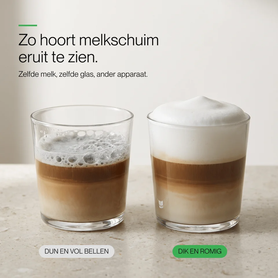 Comparaison de deux verres de café au lait avec une mousse fine à gauche et une mousse épaisse et crémeuse à droite.