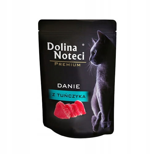 Czarna saszetka karmy dla kota Dolina Noteci z szarym kotem i kawałkami tuńczyka.