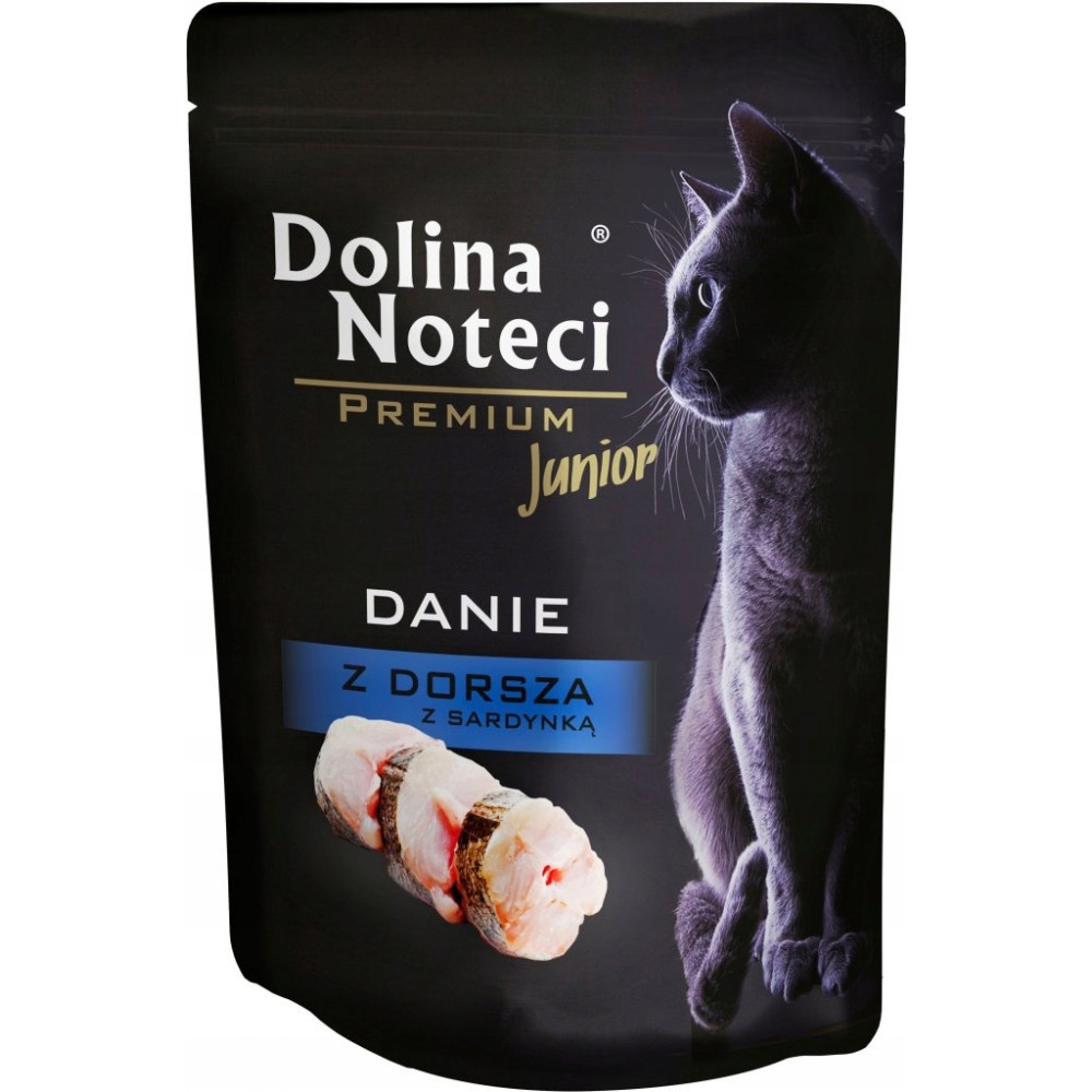 Czarna saszetka z karmą dla kota z marką Dolina Noteci, ciemnym kotem i kawałkami ryby.