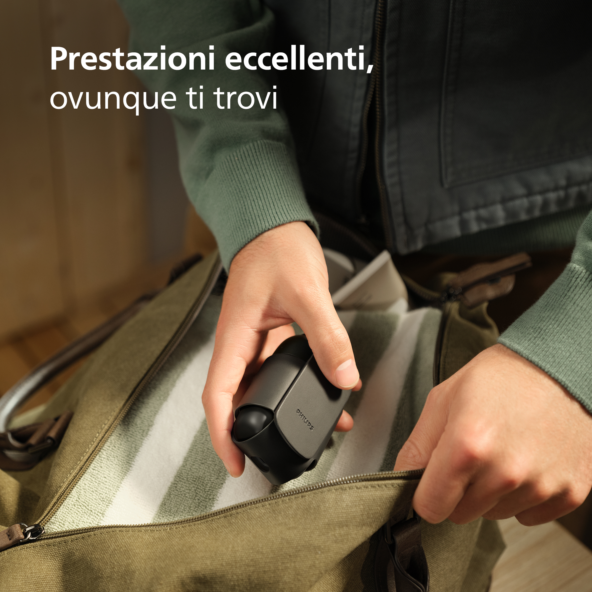 Una persona ripone una custodia nera in una borsa verde. Testo in italiano.