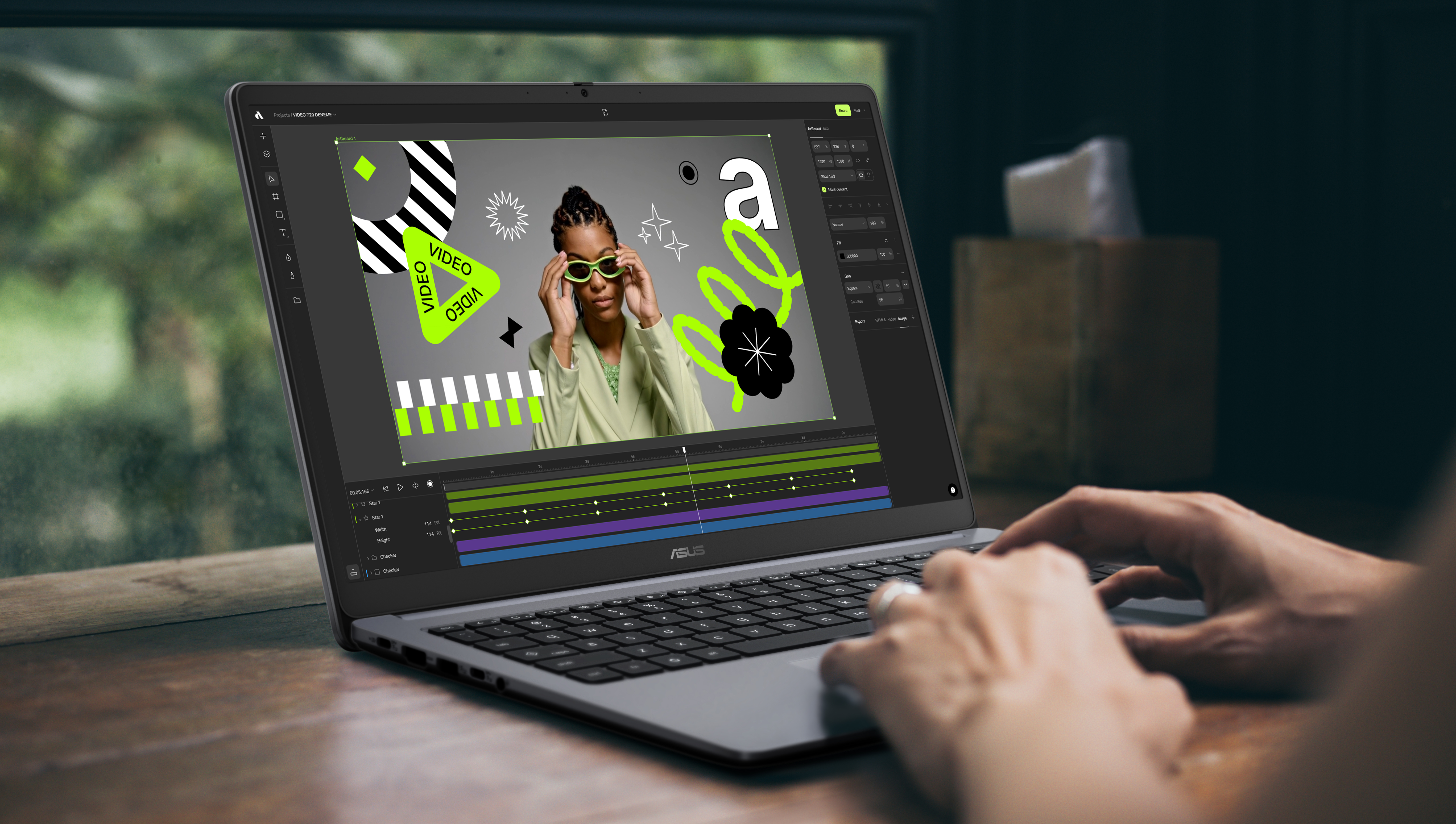 Użytkownik edytuje projekt graficzny na laptopie stojącym na drewnianym stole.