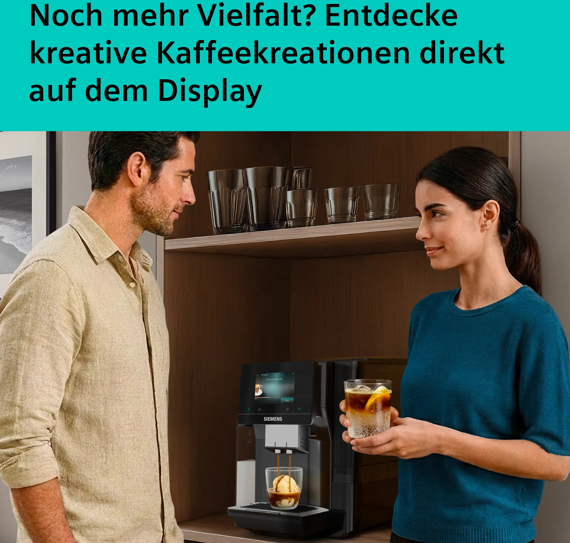 Una coppia si trova in cucina davanti a una macchina da caffè Siemens che eroga caffè.