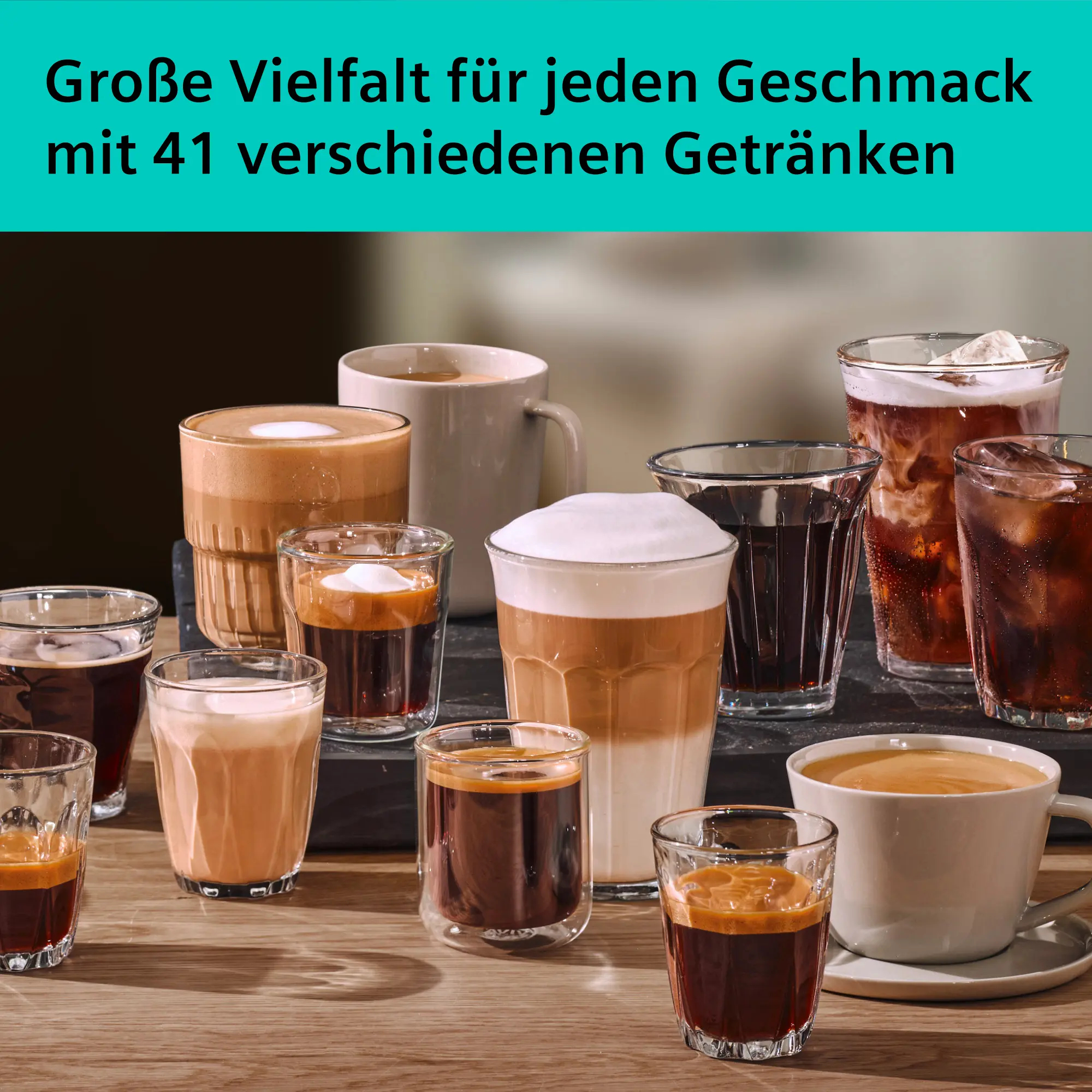 Varie specialità di caffè in tazze e bicchieri su un tavolo di legno, testo in alto.