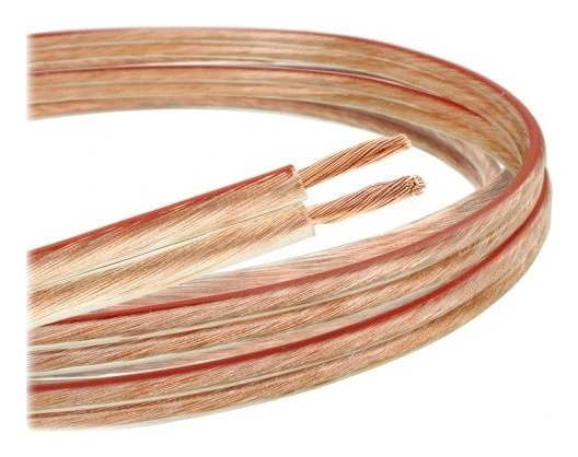 Cable de altavoz de color cobre enrollado sobre fondo blanco.