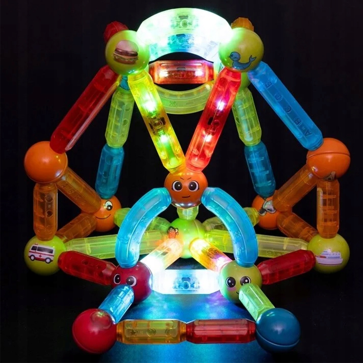 Kolorowe, świecące magnetyczne klocki konstrukcyjne ułożone w złożoną geometrię na czarnym tle.