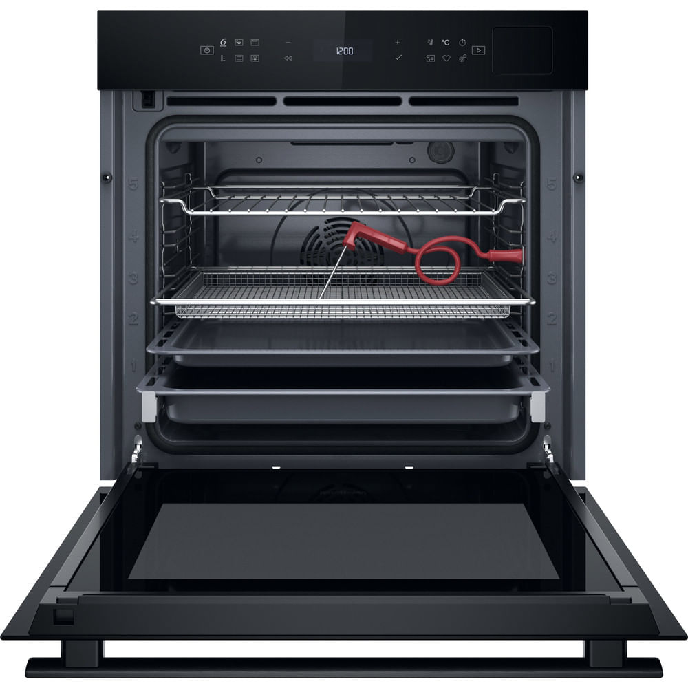 Un horno empotrado negro con la puerta abierta, mostrando rejillas, bandejas y una sonda de carne roja.