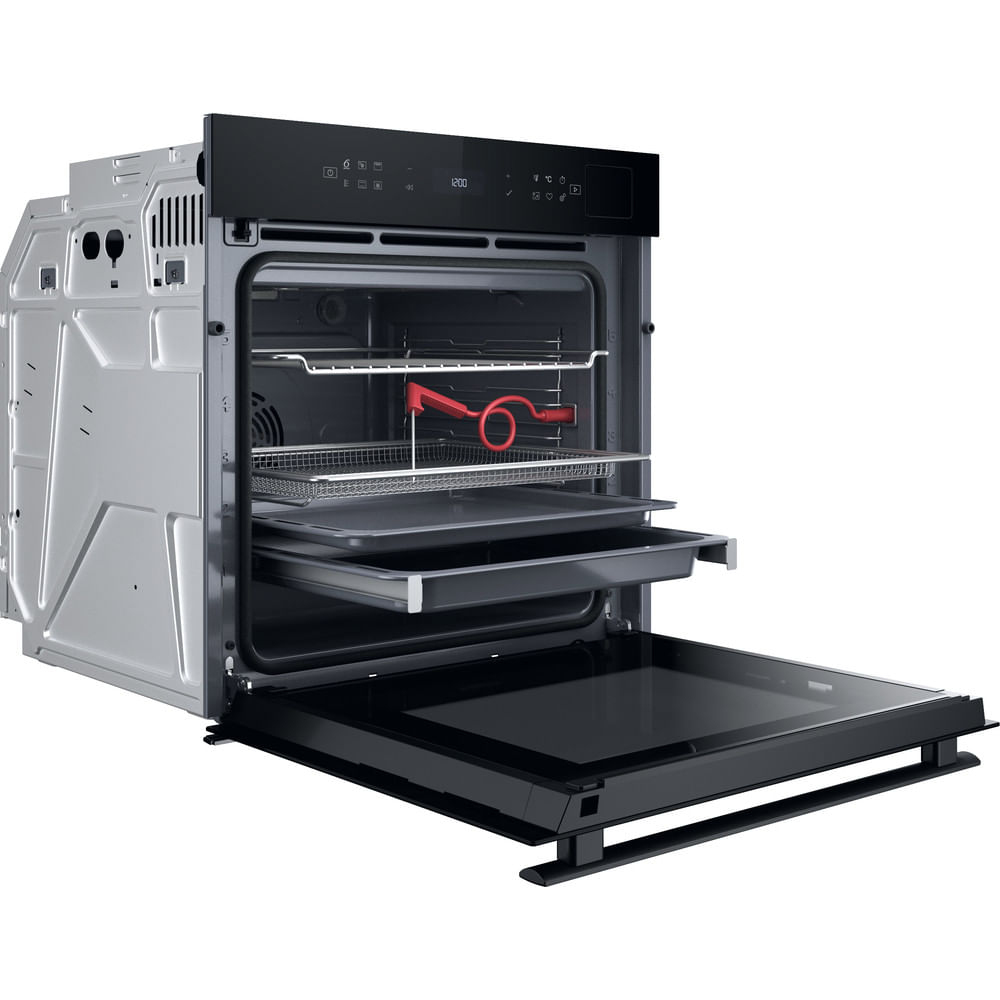 Moderno horno empotrado negro con puerta abierta, que contiene rejillas, bandejas para hornear y una sonda roja.