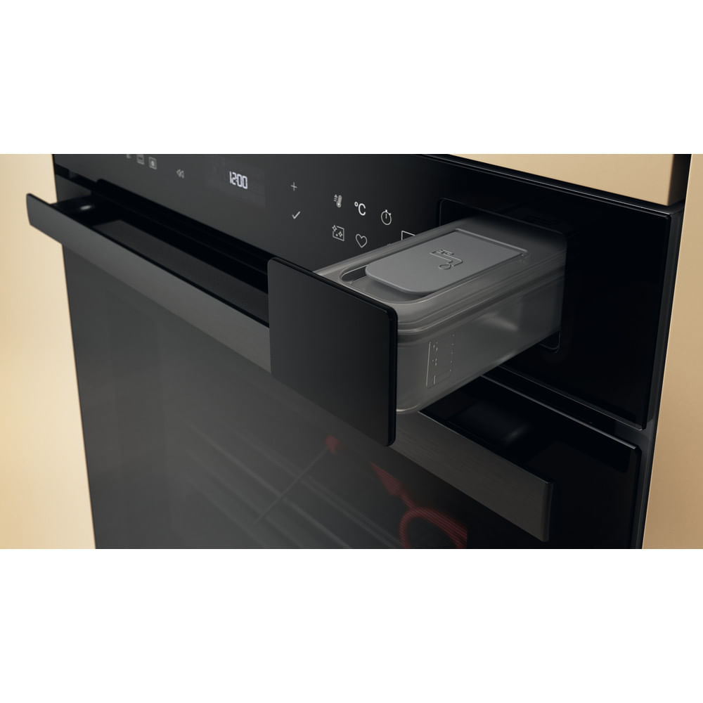 Un horno negro con un depósito de agua extraíble, reloj digital y panel táctil.