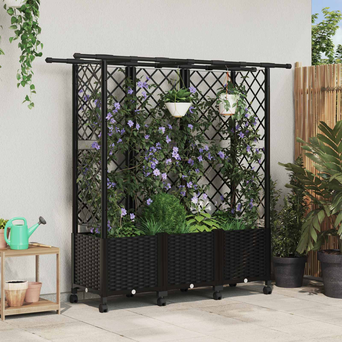Schwarzes Spalier mit Pflanzkübeln, violetten Blüten und hängenden Töpfen auf einer Terrasse.