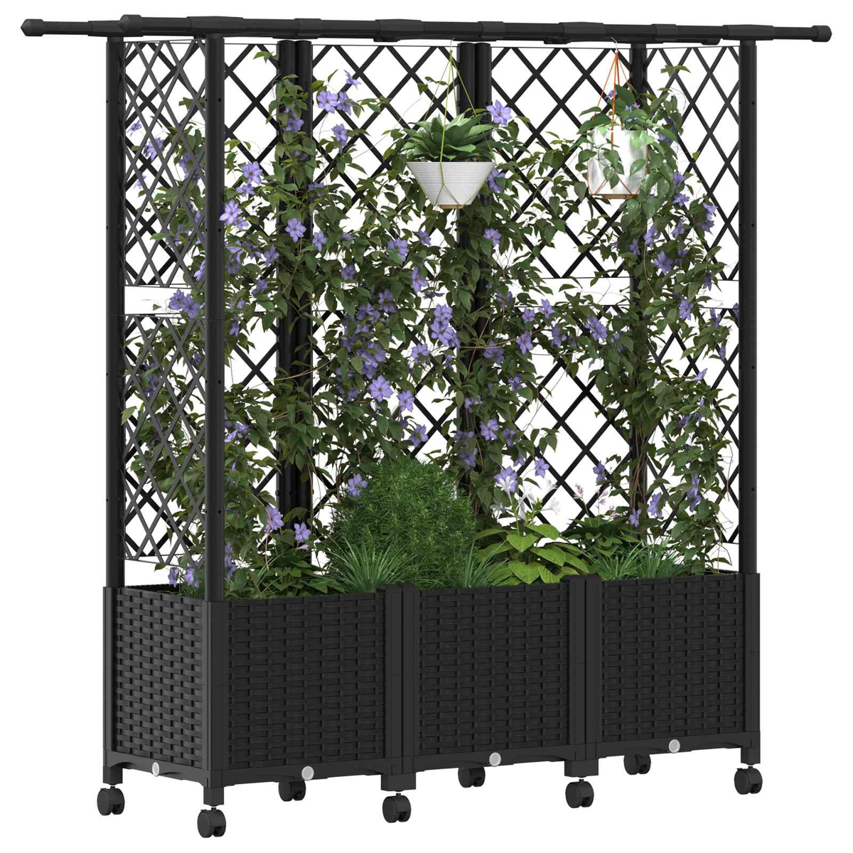 Schwarzes Rankgitter mit Pflanzkübel auf Rollen, bewachsen mit violetten Blumen und hängenden Töpfen.