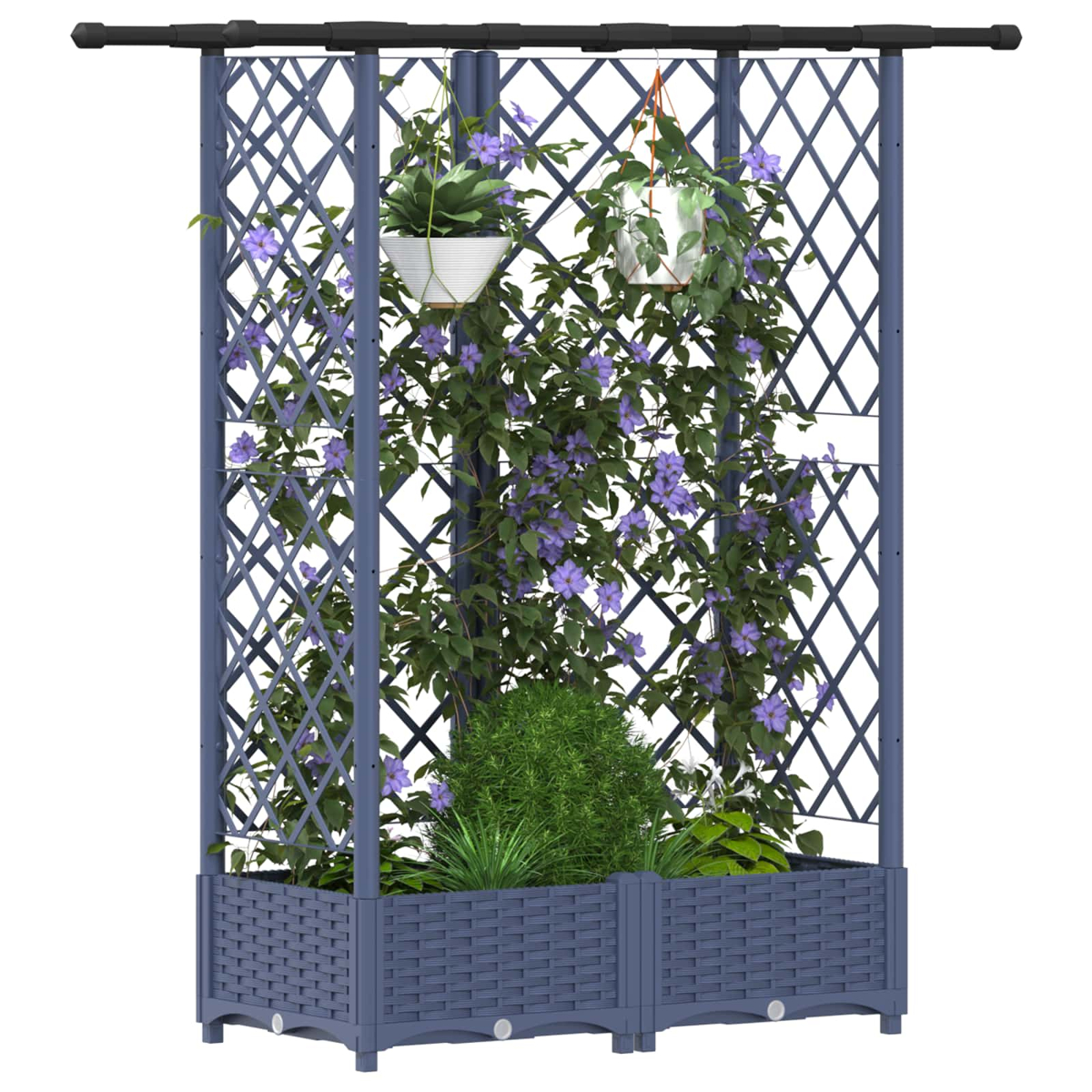 Ein blaues Rankgitter mit Pflanzkasten, bewachsen mit grünen Pflanzen, lila Blüten und hängenden Töpfen.