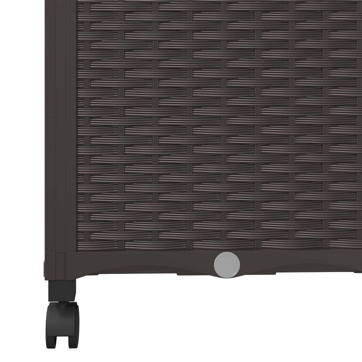 Nahaufnahme einer braunen Rattanwand mit einer schwarzen Laufrolle und einem runden Verbindungsstück unten.
