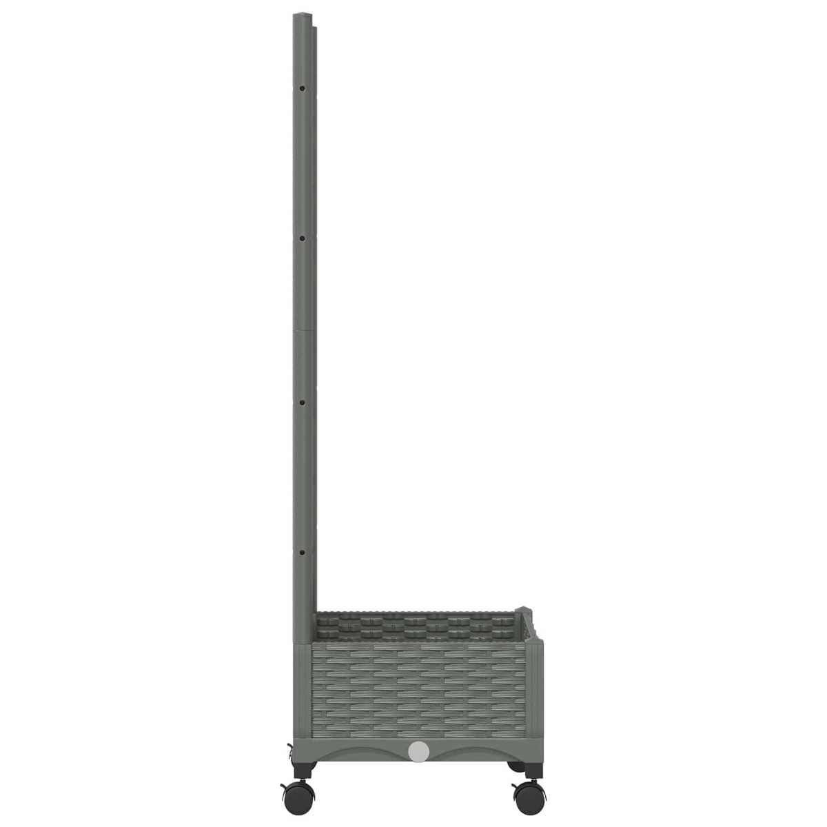 Grauer Pflanzkasten aus Rattanoptik auf Rädern mit hohem, vertikalem Spalier vor weißem Hintergrund.