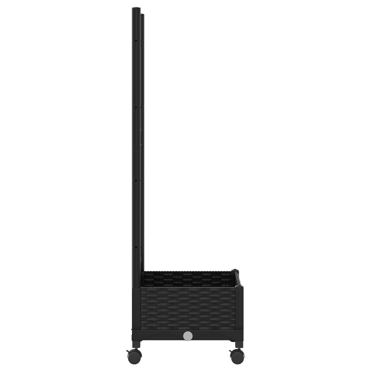 Ein schwarzer Pflanzkasten aus Polyrattan mit hohem Spalier und Rollen vor weißem Hintergrund.