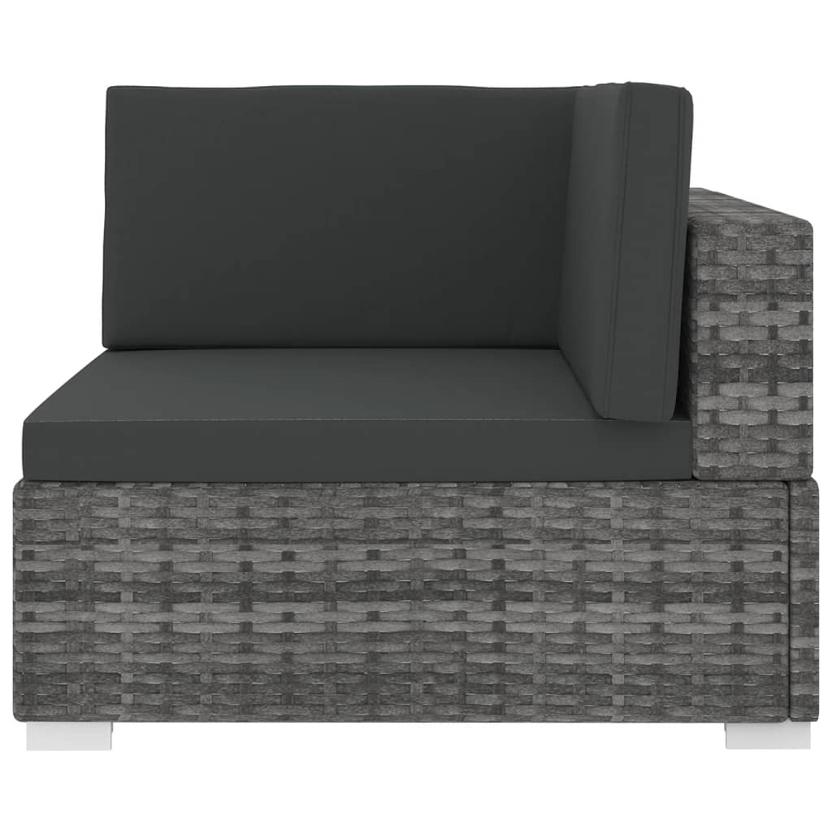 Graues Rattan-Ecksofa mit dunklen Kissen und weißen Beinen auf weißem Hintergrund.