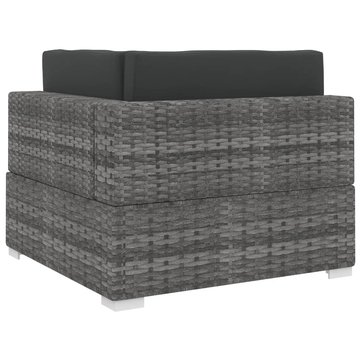 Grauer Rattan-Ecksofa-Schnitt mit dunklen Kissen auf weißem Untergrund.