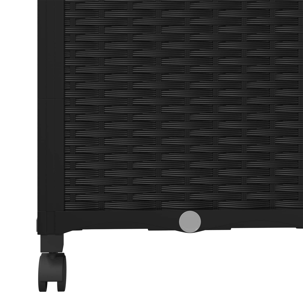 Nahaufnahme schwarzer Polyrattan-Möbel mit kleinem silbernen Knopf und unterer Lenkrolle.