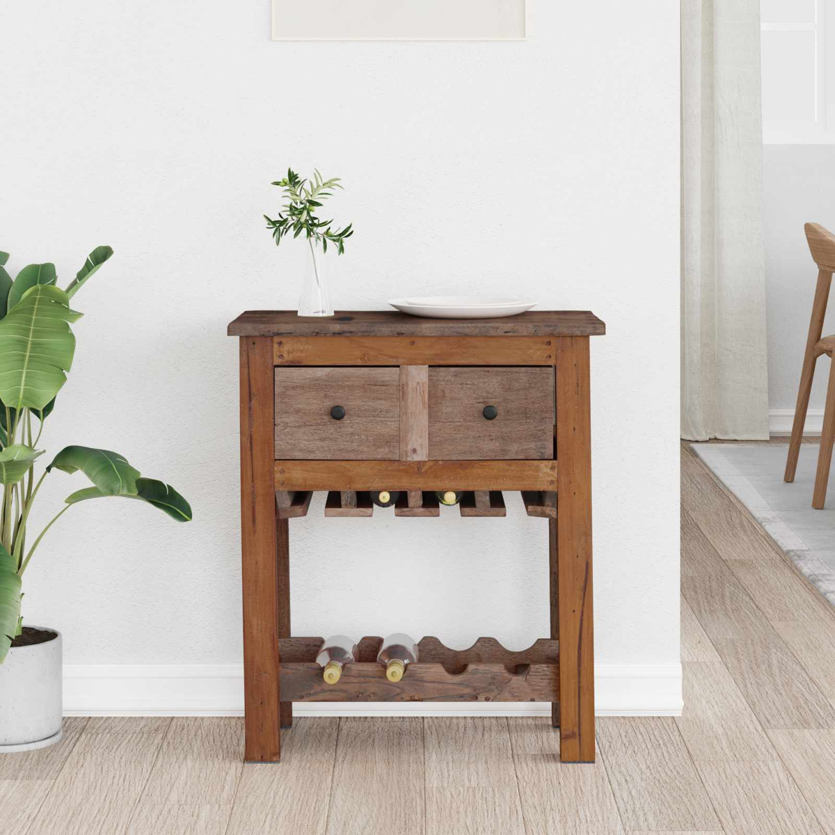 Ein rustikaler Holzschrank mit zwei Schubladen und Weinregalen steht vor einer weißen Wand.