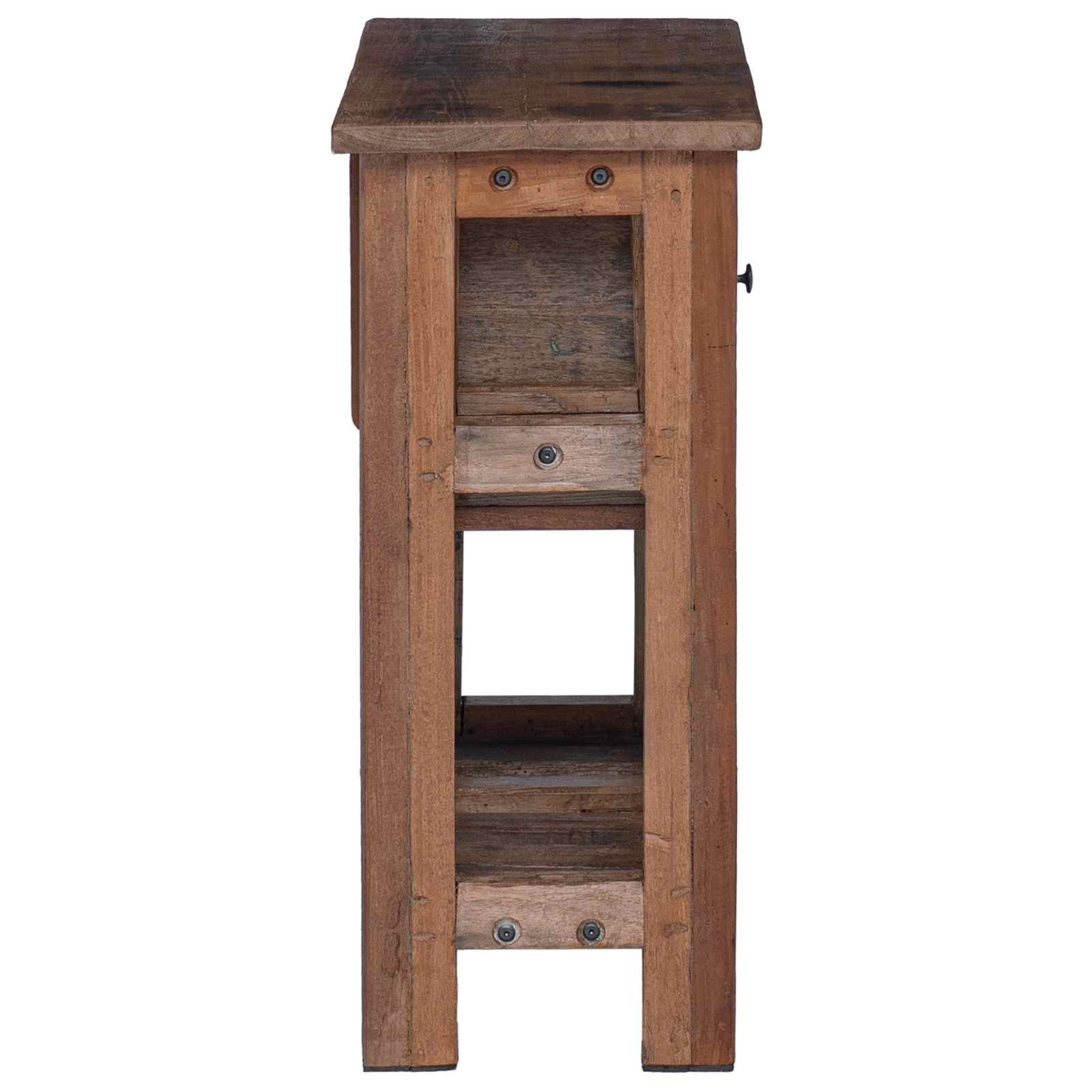 Ein schlanker Holztisch mit offenen Regalen und Schraubenverbindungen auf weißem Hintergrund.