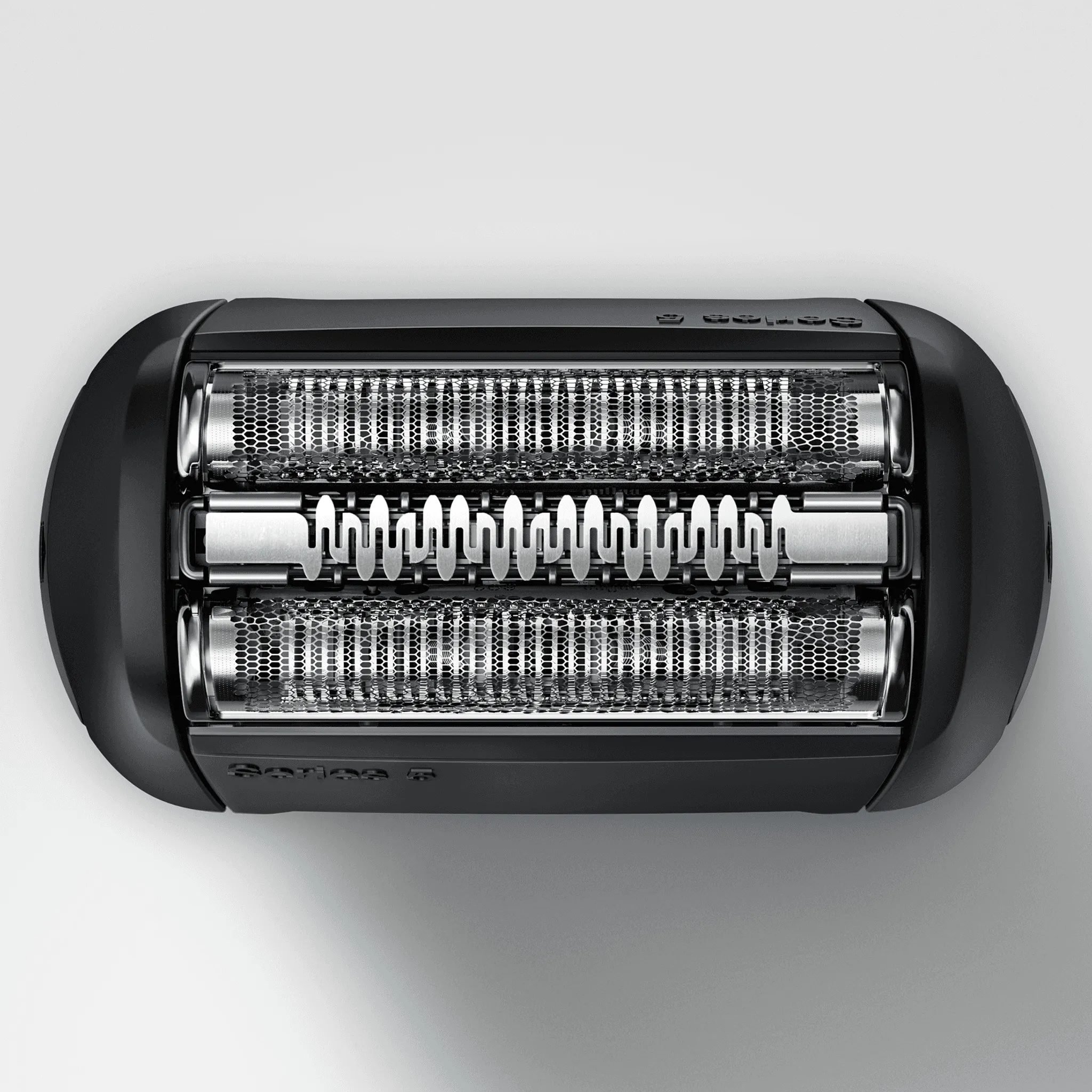 Nahaufnahme eines elektrischen Rasierapparats mit zwei Scherköpfen und einem Trimmer in der Mitte.