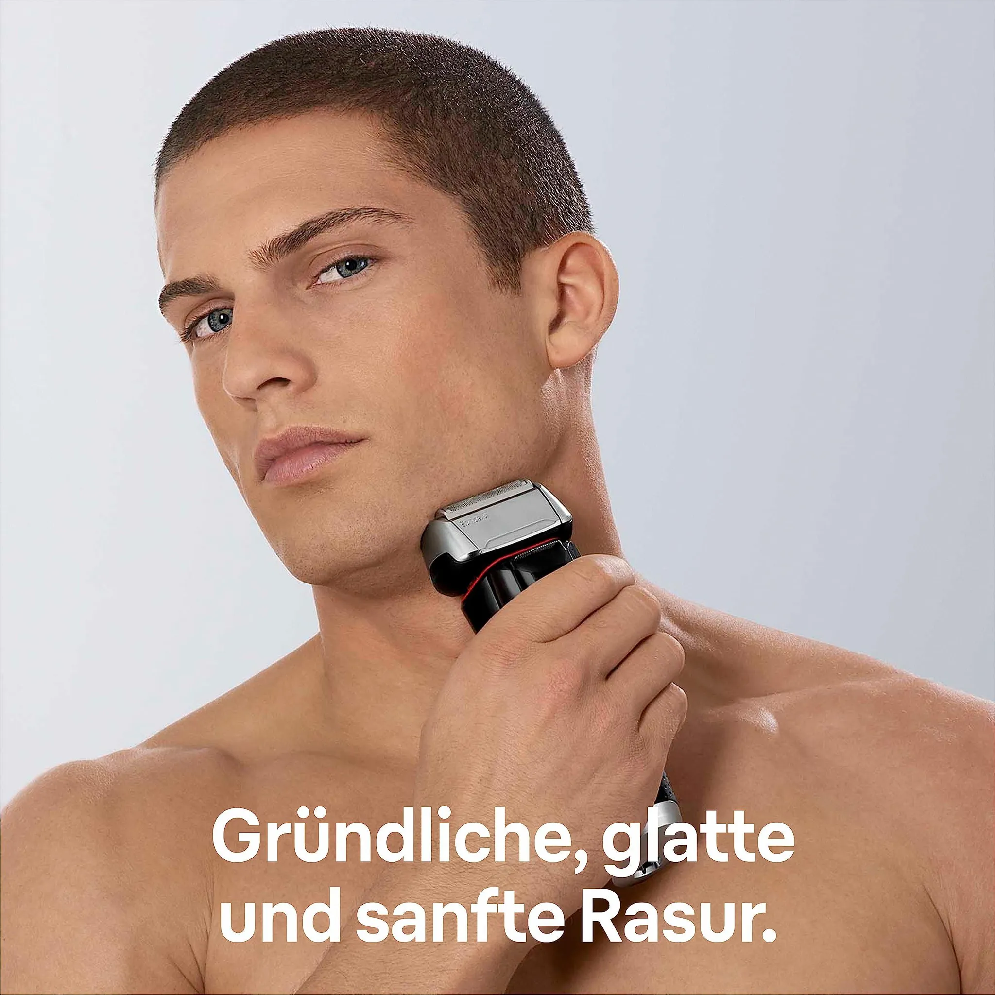 Ein junger Mann rasiert sich das Gesicht mit einem modernen Elektrorasierer.