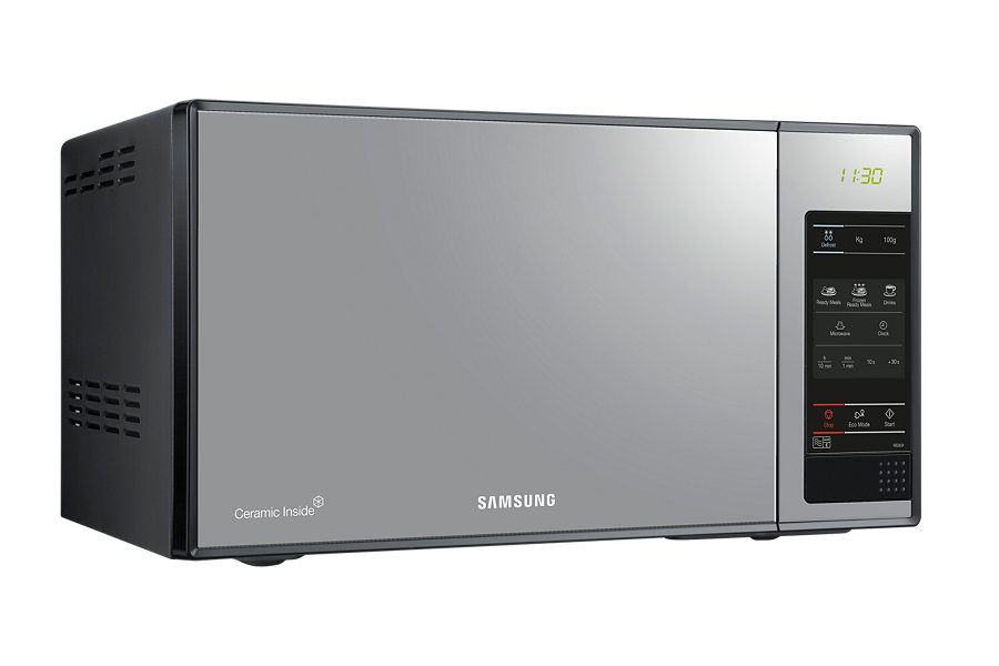 Moderno microonde Samsung in argento e nero con display digitale e pannello touch su sfondo bianco.