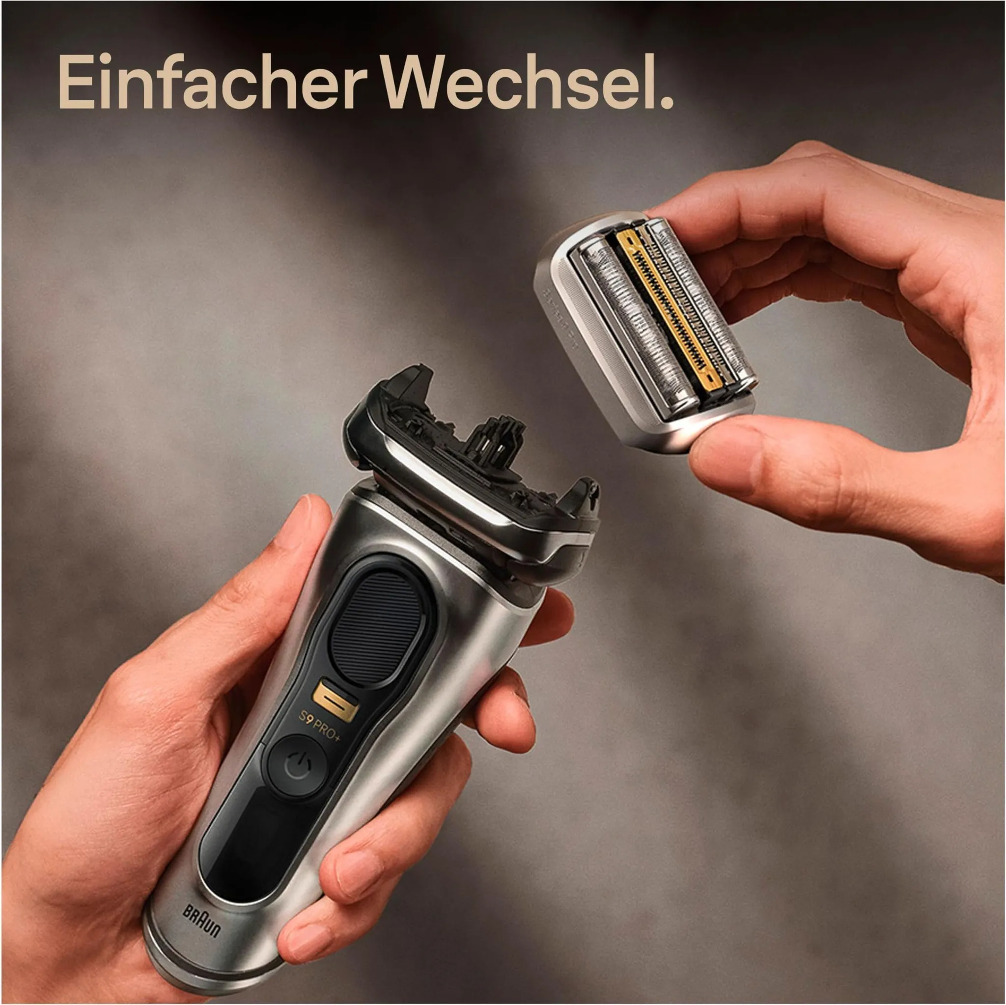 Ein Hände wechselt den Scherkopf eines Braun S9 Pro+ Rasierers vor grauem Hintergrund.