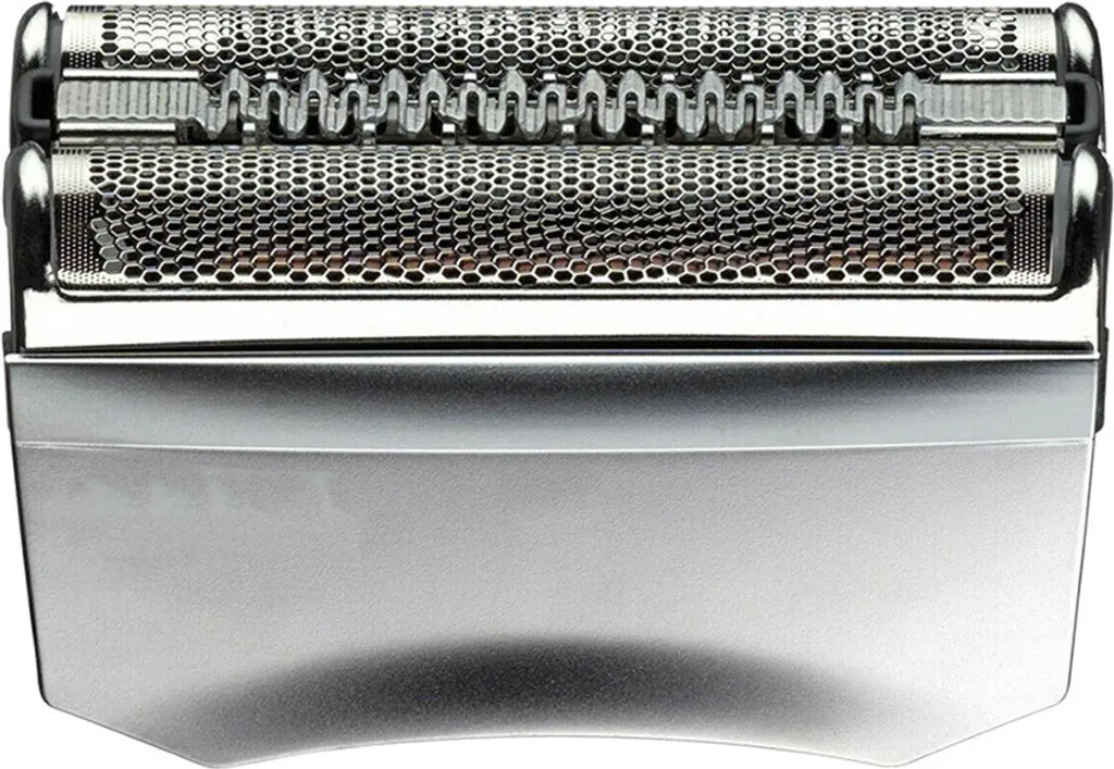 Nahaufnahme eines silbernen Rasierklingenaufsatzes mit feinem Metallnetz und einem zentralen Trimmer.