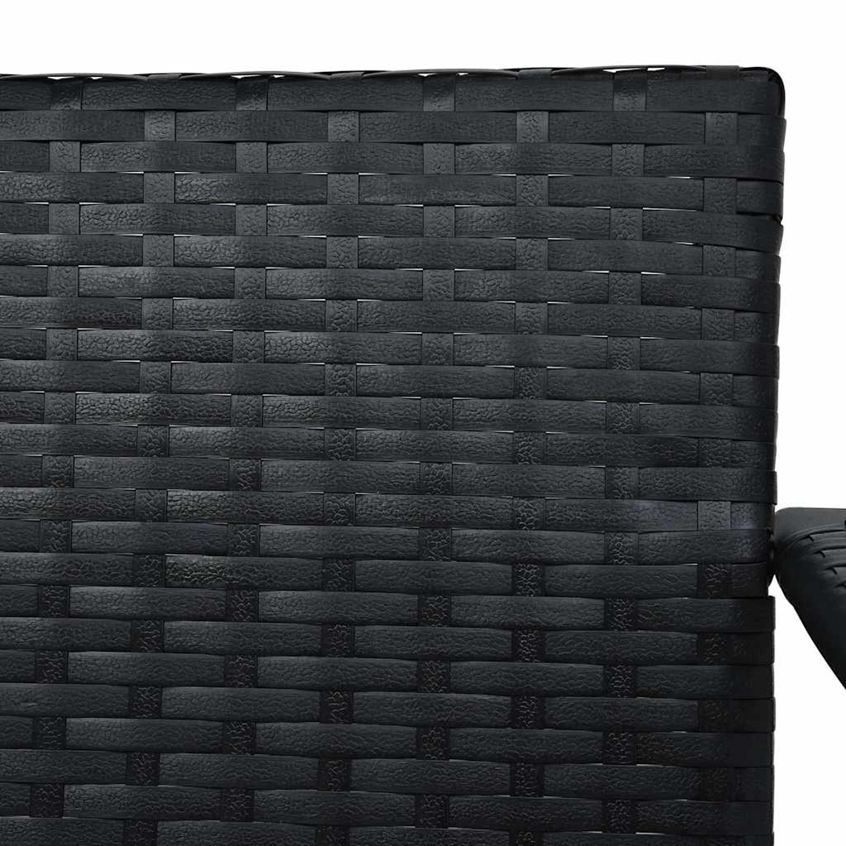 Nahaufnahme einer schwarzen Polyrattan-Möbeloberfläche mit feiner Webstruktur.