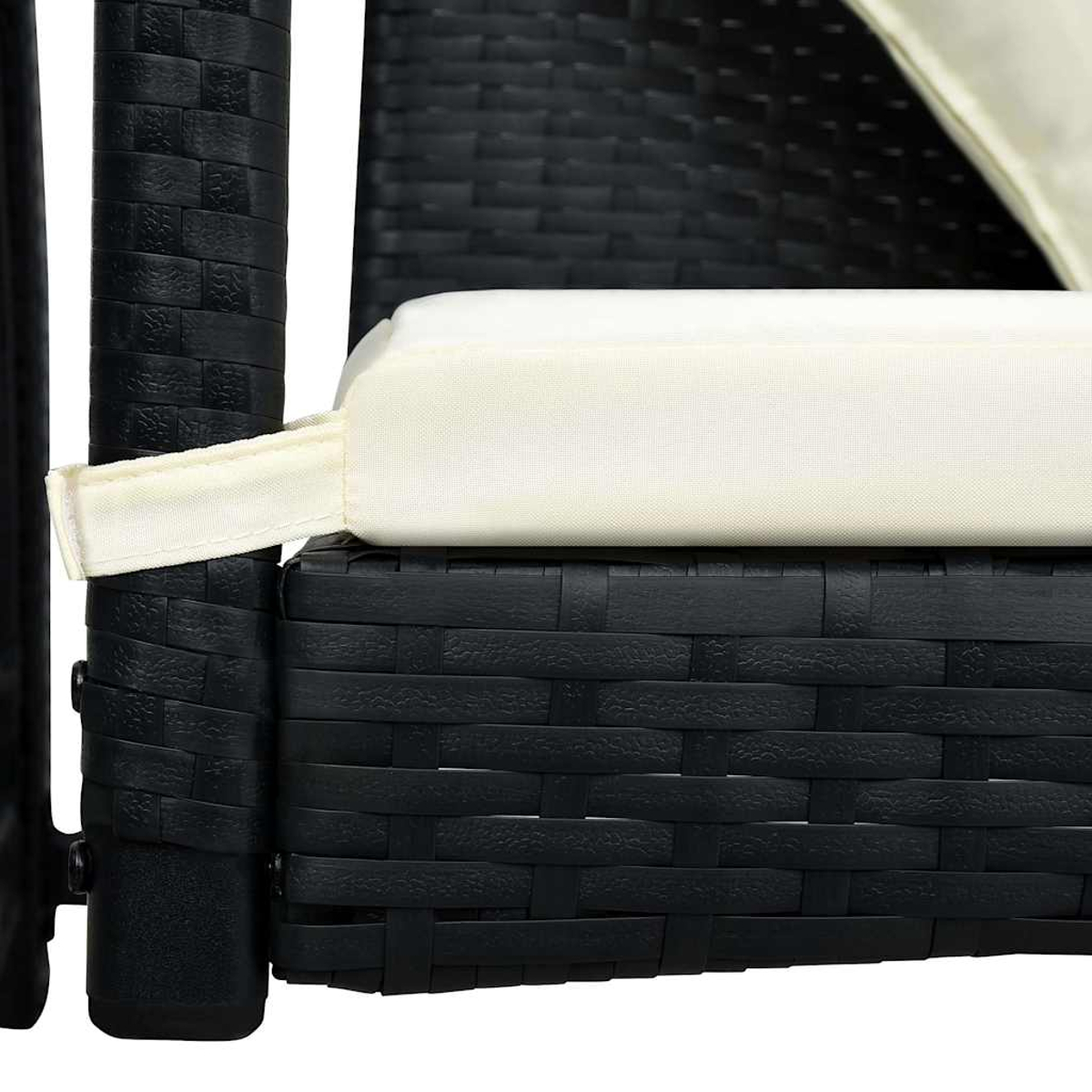 Nahaufnahme eines schwarzen Rattan-Gartensofas mit dickem, cremefarbenem Kissen.