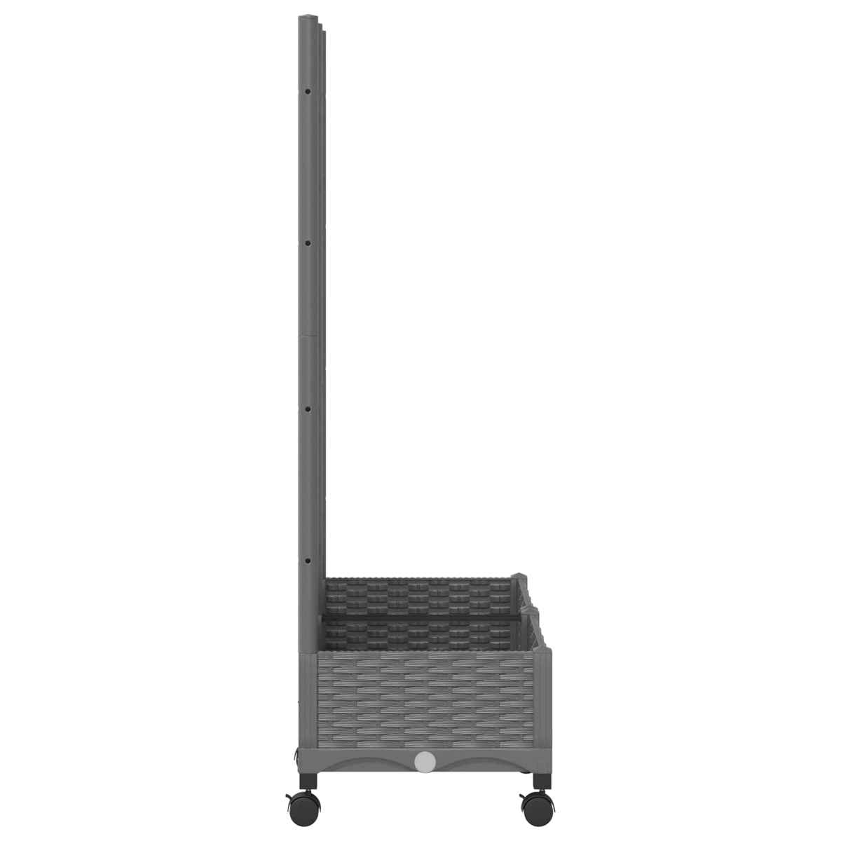Grauer Rattan-Blumenkasten auf Rollen mit hohem Spalier auf weißem Hintergrund.