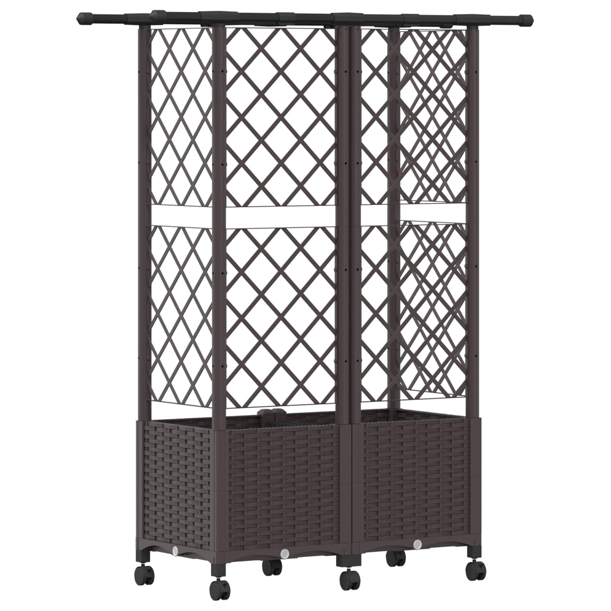 Ein braunes Pflanzgefäß aus Rattan mit integriertem Spalier und Rollen auf weißem Hintergrund.