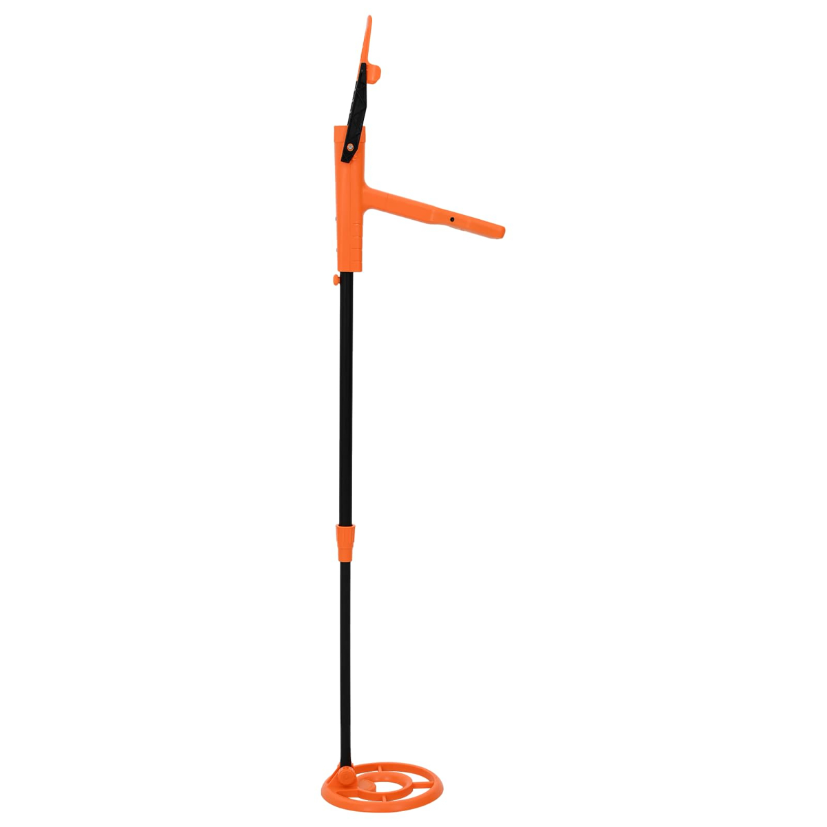 Ein orange-schwarzer Metalldetektor mit verstellbarem Stab vor weißem Hintergrund.