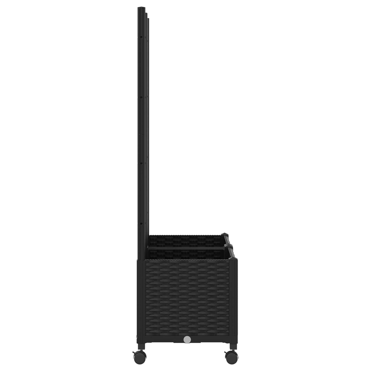Ein schwarzer Rattan-Pflanzkasten mit Rädern und hohem Spalier vor weißem Hintergrund.