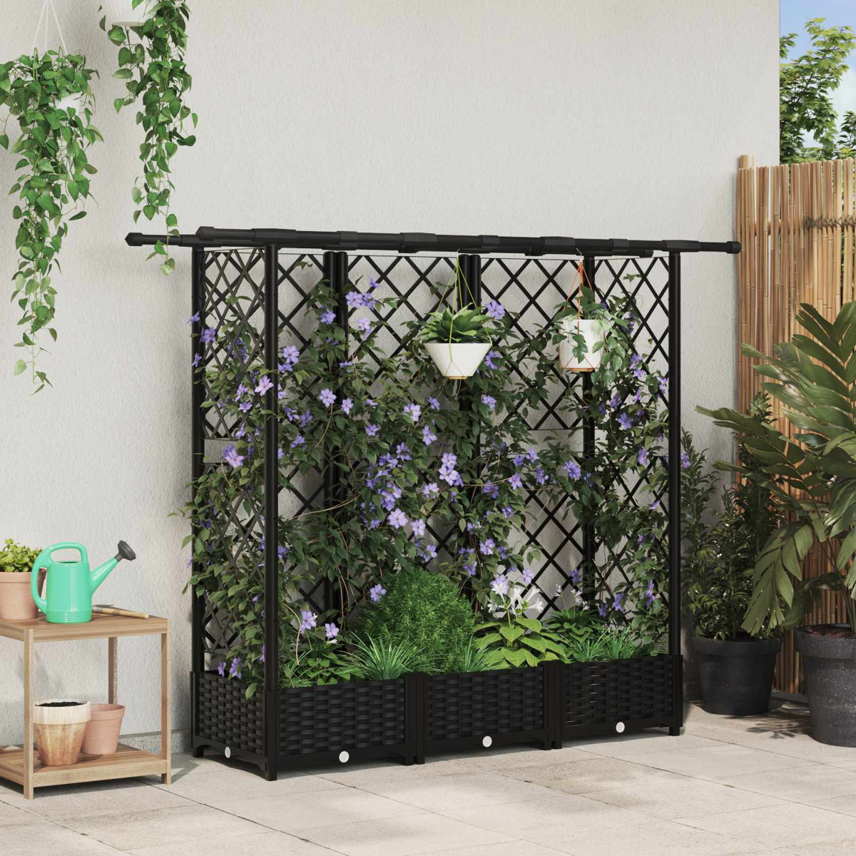 Schwarzes Spalier mit Rankpflanzen, violetten Blumen und hängenden Töpfen vor einer Wand.