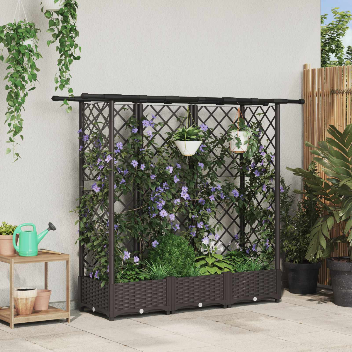 Ein braunes Gartenspalier mit Pflanzkübeln trägt blühende violette Clematis und Hängepflanzen.