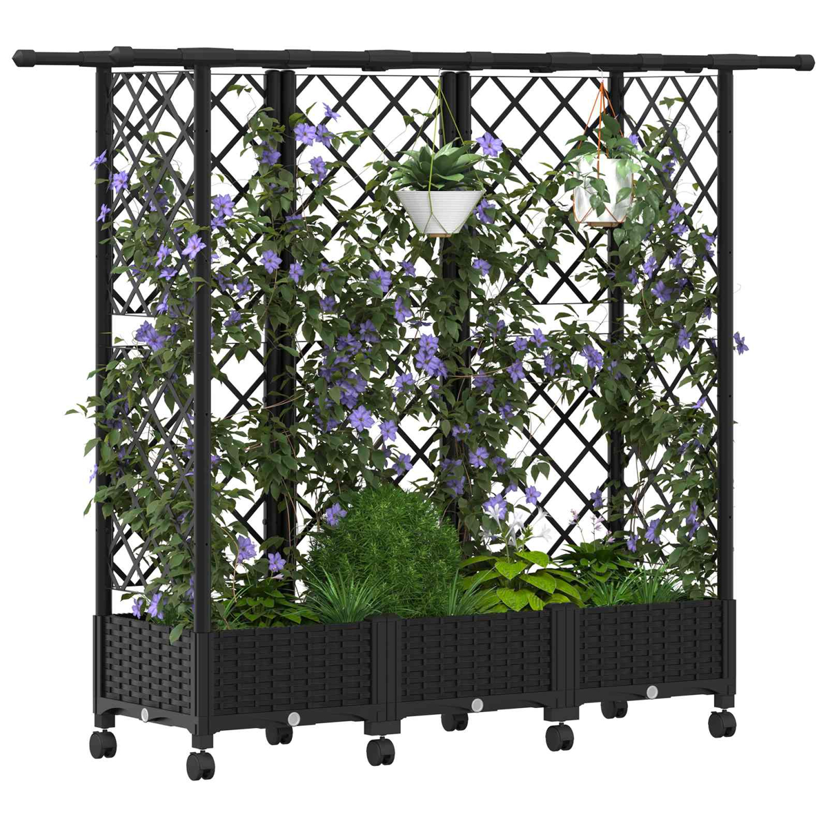 Ein schwarzer Plastikblumenkasten auf Rollen mit Rankgitter, bewachsen mit violetten Clematis und Häng Töpfen.