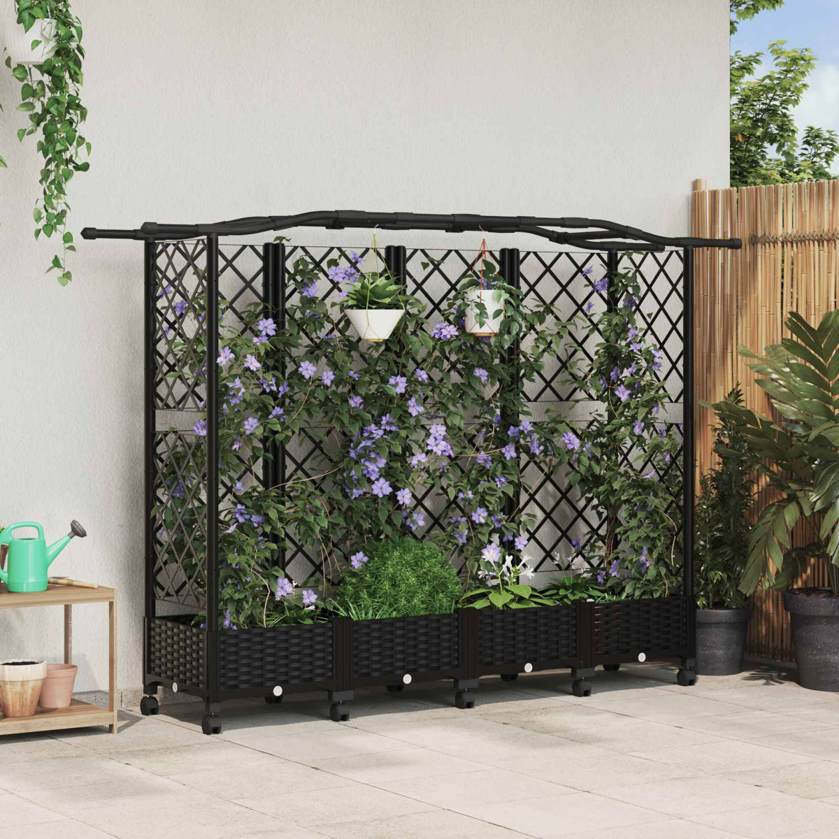 Schwarzes Rankgitter mit Pflanzkübeln auf Rollen, bewachsen mit violetten Blüten.