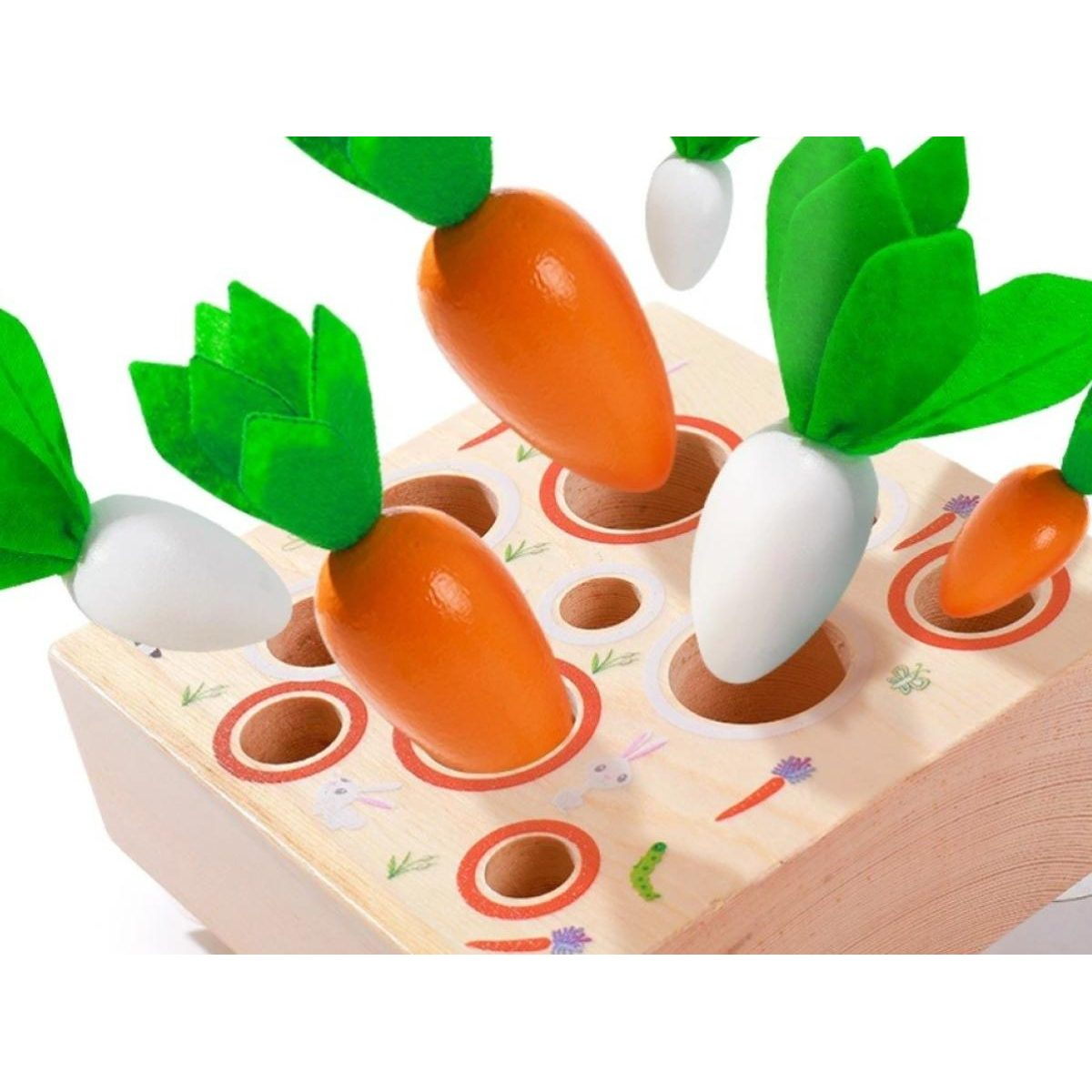 Ein Holzsortierspielzeug mit bunten Karotten und weißen Radieschen, die in Löcher gesteckt werden.