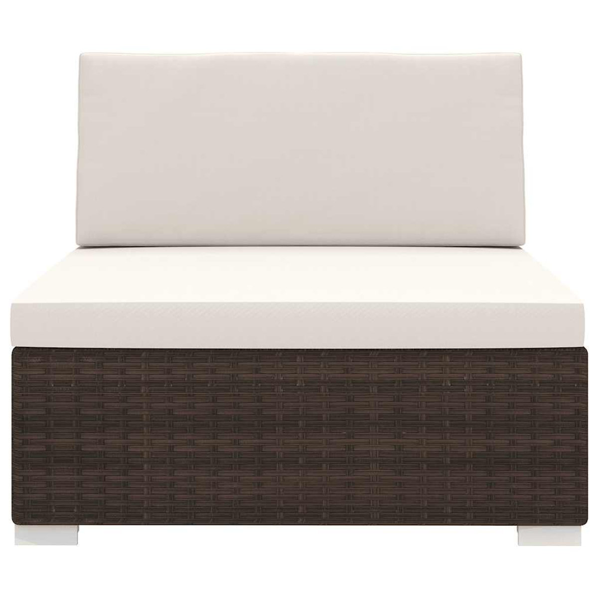 Ein modularer Sessel aus braunem Rattan mit dicken, cremefarbenen Kissen auf weißem Untergrund.