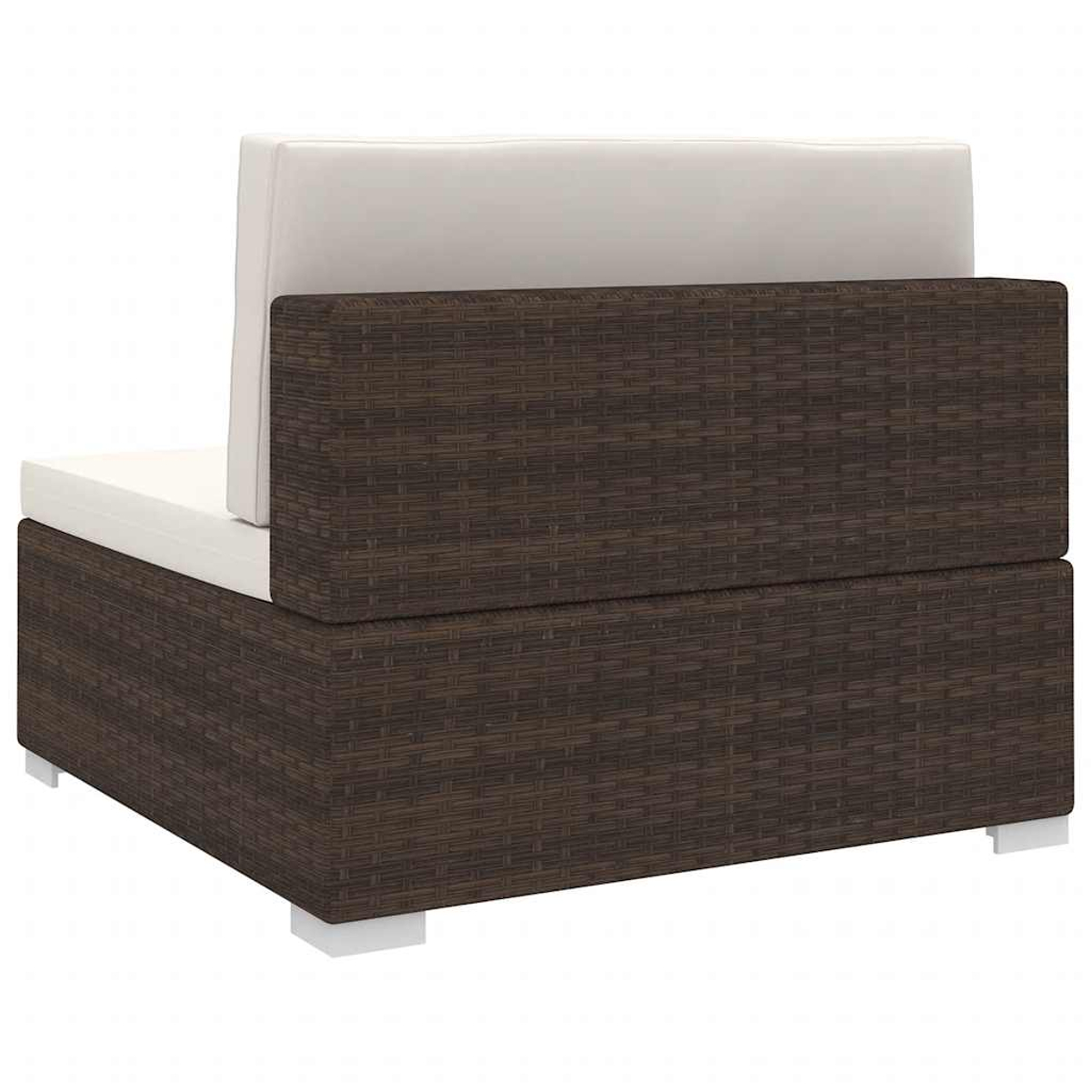 Ein braunes Rattan-Gartensofa mit cremefarbenen Kissen und kleinen weißen Beinen auf weißem Hintergrund.