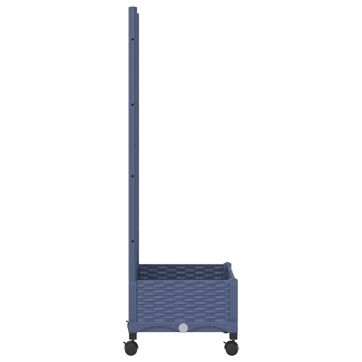Ein blauer Pflanzkasten aus Rattan mit hohen Stützen und Rädern auf weißem Hintergrund.