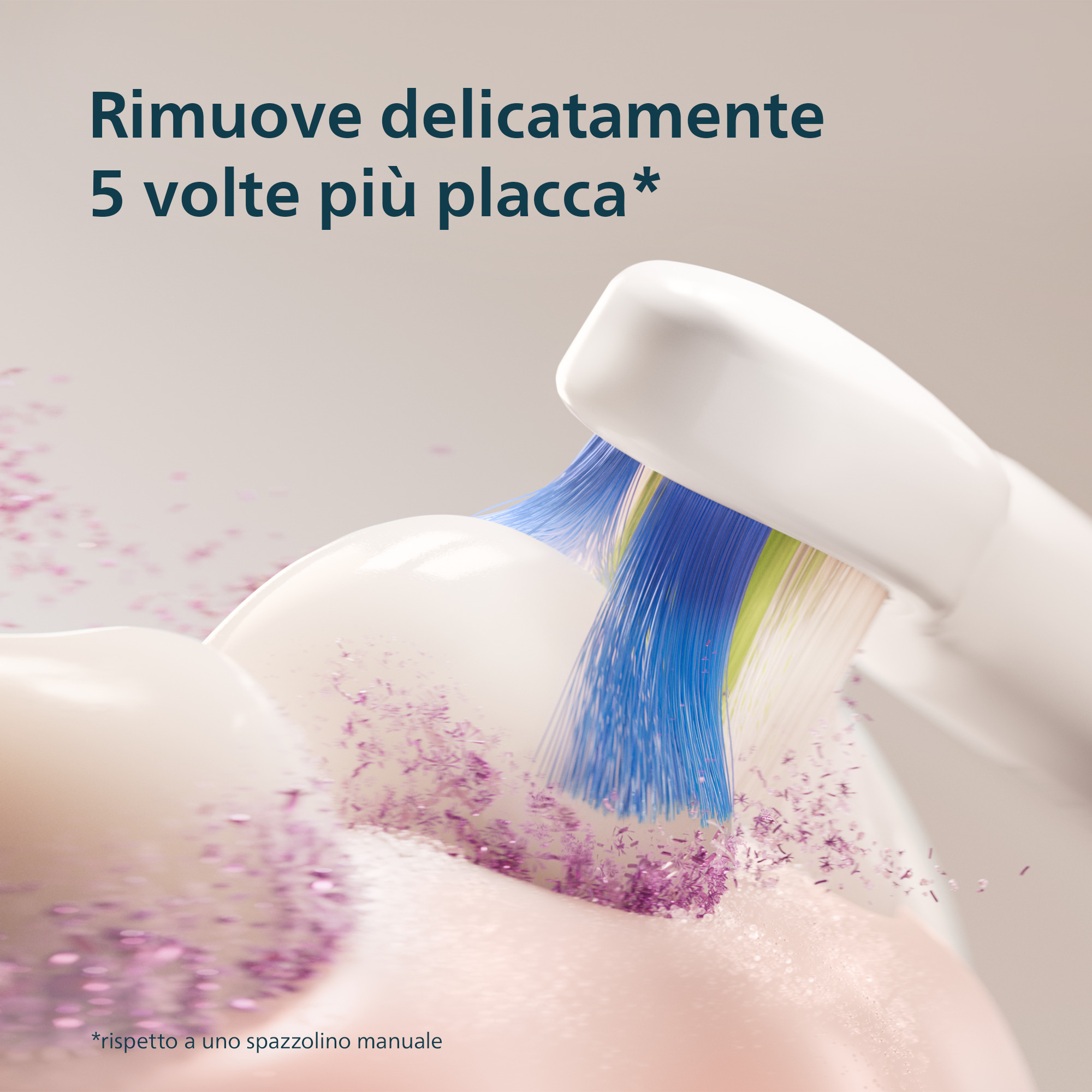 Uno spazzolino elettrico rimuove delicatamente la placca rosa dai denti bianchi.