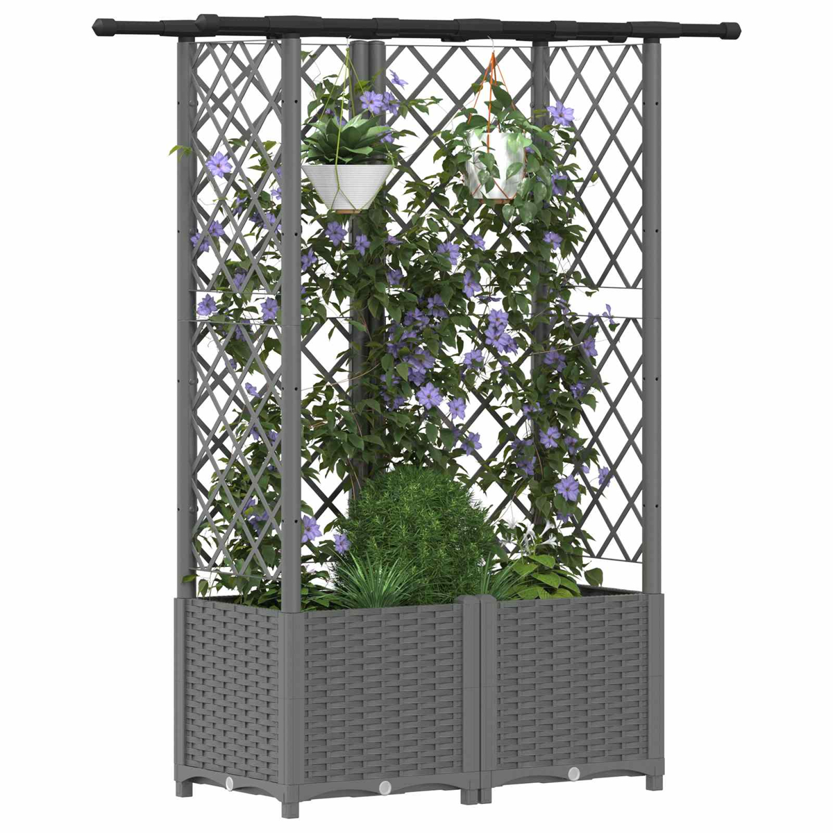 Graues Garten-Rankgitter mit Pflanzkübel, hängenden Töpfen und blühenden Kletterpflanzen.