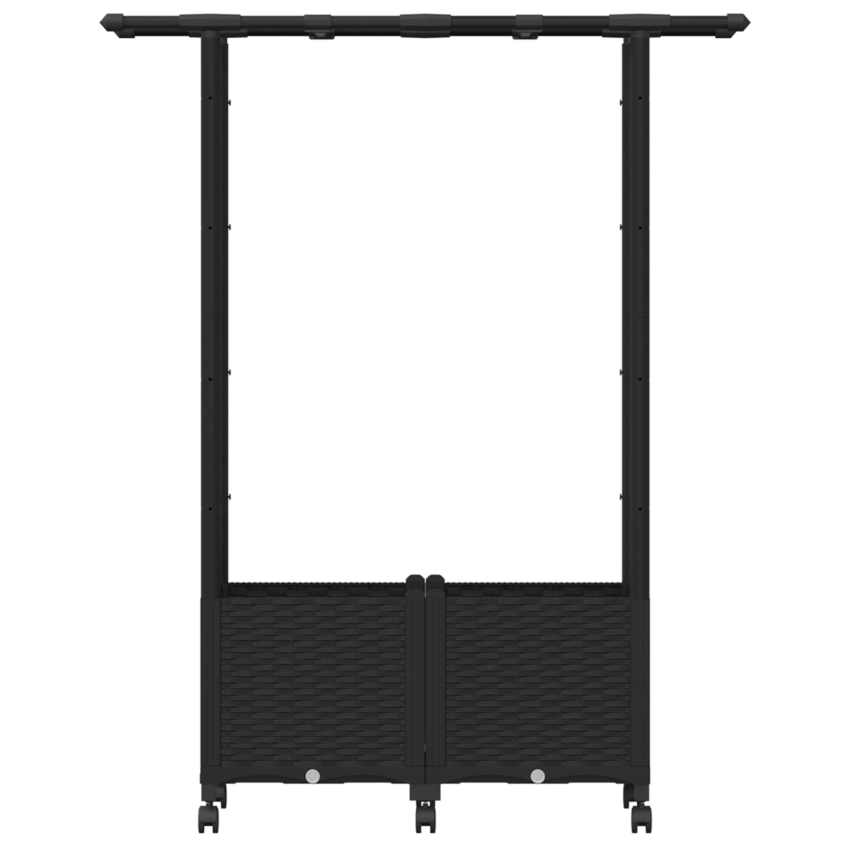 Ein schwarzes Pflanzenregal auf Rädern mit Rattandesign und einem oberen Querbalken auf hellem Hintergrund.